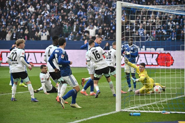 Kenan Karaman FC Schalke 04 , back left verd , scores the goal to 2 2, center Edin Dzeko FC Schalke 04 25 01 2026, Fußball 2 Bundesliga, Saison 2025 2026, 19 Spieltag, FC Schalke 04 1 FC Kaiserslautern DFL regulations prohibit any use of photographs as image sequences and or quasi video Gelsenkirchen Veltins Arena Nordrhein Westfalen Germany Team2