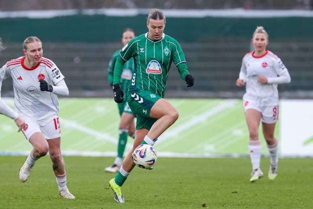 from left Oliwia Wos 1 FC Nürnberg, 15 and Larissa Mühlhaus SV Werder Bremen, 7 on the ball, single image, full body, action, action, match scene, THE DFB REGULATIONS PROHIBIT ANY USE OF PHOTOGRAPHS AS IMAGE SEQUENCES AND OR QUASI VIDEO , 25 01 2026, , Football, Google Pixel Womens Bundesliga, SV Werder Bremen 1 FC Nürnberg xobx