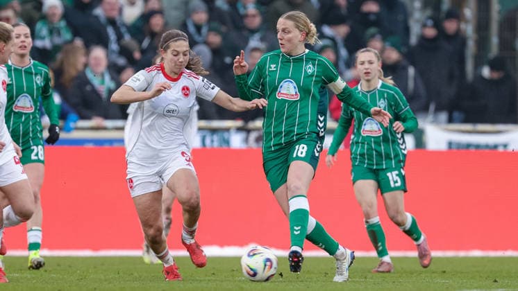 from left Laura Miller 1 FC Nürnberg, 9 and Lina Hausicke SV Werder Bremen, 18 in duel, duel, dynamic, action, action, game scene, THE DFB REGULATIONS PROHIBIT ANY USE OF PHOTOGRAPHS AS IMAGE SEQUENCES AND OR QUASI VIDEO , 25 01 2026, , Football, Google Pixel Womens Bundesliga, SV Werder Bremen 1 FC Nürnberg xobx
