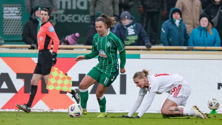 from left Maja Sternad SV Werder Bremen, 11 and Oliwia Wos 1 FC Nürnberg, 15 in a duel, dynamic, action, action, game scene, THE DFB REGULATIONS PROHIBIT ANY USE OF PHOTOGRAPHS AS IMAGE SEQUENCES AND OR QUASI VIDEO , 25 01 2026, , Football, Google Pixel Womens Bundesliga, SV Werder Bremen 1 FC Nürnberg xobx