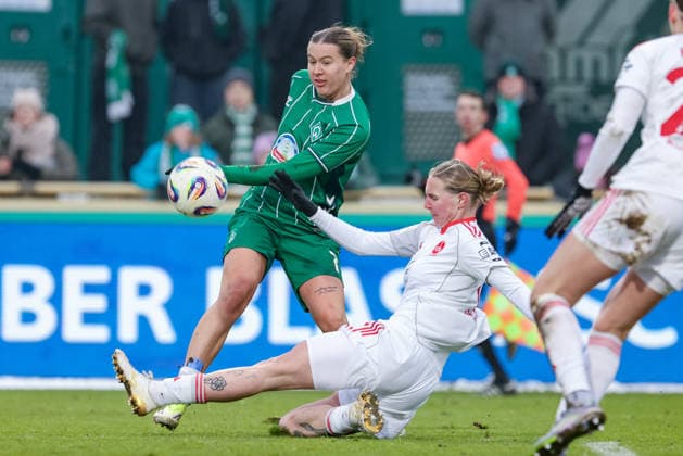 from left Larissa Mühlhaus SV Werder Bremen, 7 and Oliwia Wos 1 FC Nürnberg, 15 in a duel, dynamic, action, action, game scene, THE DFB REGULATIONS PROHIBIT ANY USE OF PHOTOGRAPHS AS IMAGE SEQUENCES AND OR QUASI VIDEO , 25 01 2026, , Football, Google Pixel Womens Bundesliga, SV Werder Bremen 1 FC Nürnberg xobx