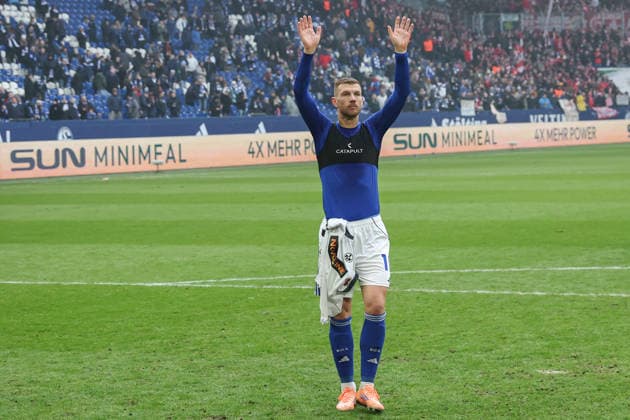 2 Bundesliga FC Schalke 04 1 FC Kaiserslautern on 25 01 2026 at the Veltins Arena in Schalke Edin Dzeko Schalke 10 thanks the fans MH