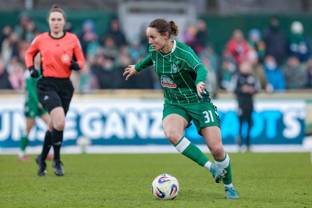 Verena Wieder SV Werder Bremen, 31 on the ball, single image, full body, action, action, game scene, THE DFB GUIDELINES PROHIBIT ANY USE OF PHOTOGRAPHS AS IMAGE SEQUENCES AND OR QUASI VIDEO, 25 01 2026, , Football, Google Pixel Womens Bundesliga, SV Werder Bremen 1 FC Nürnberg xobx