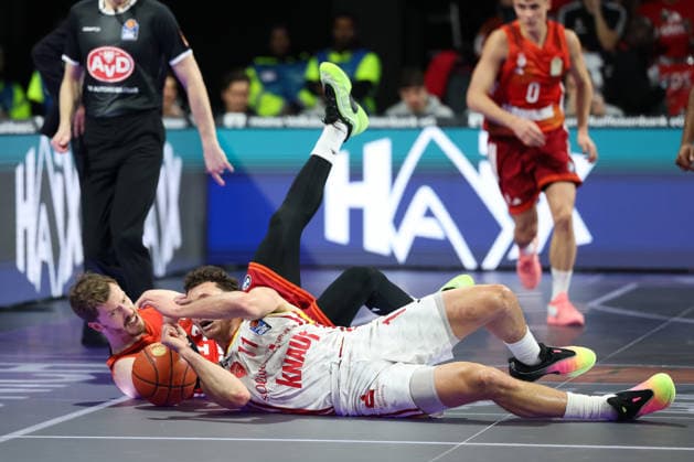 Andreas Obst FC Bayern Basketball, 13 with Brae Ivey Fitness First Wuerzburg Baskets, 11 on the floor, GER, FC Bayern Basketball vs Fitness First Wuerzburg Baskets, Basketball, easycredit Basketball Bundesliga, Matchday 17, Season 2025 2026, 25 01 2026, GER, FC Bayern Basketball vs Fitness First Wuerzburg Baskets, Basketball, easycredit Basketball Bundesliga, Matchday 17, Season 2025 2026, 25 01 2026 Munich Copyright: xEibner-Pressefoto JennixMaulx EP_JML