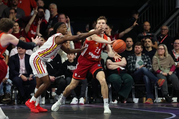 Justuz Hollatz FC Bayern Basketball, 21 with Marcus Carr Fitness First Wuerzburg Baskets, 05 , GER, FC Bayern Basketball vs Fitness First Wuerzburg Baskets, Basketball, easycredit Basketball Bundesliga, 17 Matchday, Season 2025 2026, 25 01 2026, GER, FC Bayern Basketball vs Fitness First Wuerzburg Baskets, Basketball, easycredit Basketball Bundesliga, 17 Matchday, Season 2025 2026, 25 01 2026 Munich Copyright: xEibner-Pressefoto JennixMaulx EP_JML