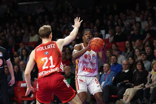 Justuz Hollatz FC Bayern Basketball, 21 with Marcus Carr Fitness First Wuerzburg Baskets, 05 , GER, FC Bayern Basketball vs Fitness First Wuerzburg Baskets, Basketball, easycredit Basketball Bundesliga, 17 Matchday, Season 2025 2026, 25 01 2026, GER, FC Bayern Basketball vs Fitness First Wuerzburg Baskets, Basketball, easycredit Basketball Bundesliga, 17 Matchday, Season 2025 2026, 25 01 2026 Munich Copyright: xEibner-Pressefoto JennixMaulx EP_JML