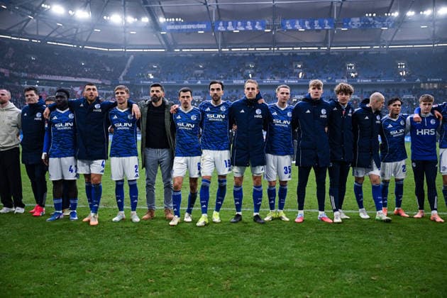 25 01 2026, Football, 2 Bundesliga, Season 2025 2026, Matchday 19, FC Schalke 04 1 FC Kaiserslautern, The players of FC Schalke 04 go to the fans, xRHR PHOTO YYx Copyright: KROEGER RHR-FOTOx RHR-FOTO YY