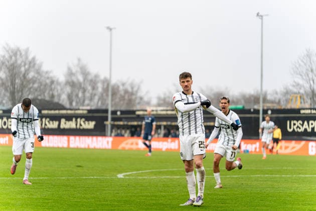 25 01 2026, xdaymx, Soccer 2 Bundesliga, SV Elversberg VfL Bochum Goalscorer for 1 1 Lukas Petkov Elversberg is celebrated by his team members DFL DFB REGULATIONS PROHIBIT ANY USE OF PHOTOGRAPHS as IMAGE SEQUENCES and or QUASI VIDEO Elversberg