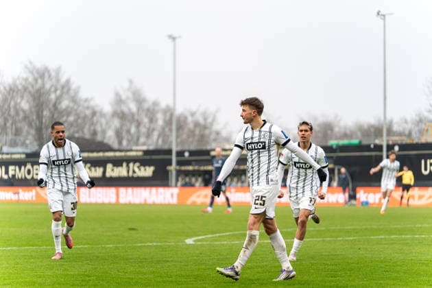25 01 2026, xdaymx, Soccer 2 Bundesliga, SV Elversberg VfL Bochum Goalscorer for 1 1 Lukas Petkov Elversberg is celebrated by his team members DFL DFB REGULATIONS PROHIBIT ANY USE OF PHOTOGRAPHS as IMAGE SEQUENCES and or QUASI VIDEO Elversberg