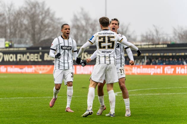 25 01 2026, xdaymx, Soccer 2 Bundesliga, SV Elversberg VfL Bochum Goalscorer for 1 1 Lukas Petkov Elversberg is celebrated by his team members DFL DFB REGULATIONS PROHIBIT ANY USE OF PHOTOGRAPHS as IMAGE SEQUENCES and or QUASI VIDEO Elversberg