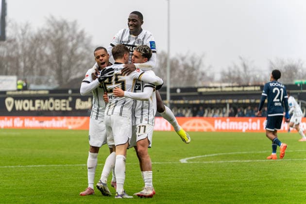 25 01 2026, xdaymx, Soccer 2 Bundesliga, SV Elversberg VfL Bochum Goalscorer for 1 1 Lukas Petkov Elversberg is celebrated by his team members DFL DFB REGULATIONS PROHIBIT ANY USE OF PHOTOGRAPHS as IMAGE SEQUENCES and or QUASI VIDEO Elversberg