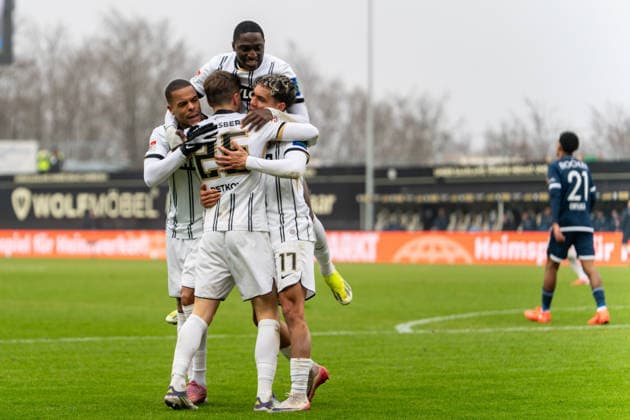 25 01 2026, xdaymx, Soccer 2 Bundesliga, SV Elversberg VfL Bochum Goalscorer for 1 1 Lukas Petkov Elversberg is celebrated by his team members DFL DFB REGULATIONS PROHIBIT ANY USE OF PHOTOGRAPHS as IMAGE SEQUENCES and or QUASI VIDEO Elversberg