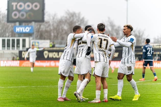 25 01 2026, xdaymx, Soccer 2 Bundesliga, SV Elversberg VfL Bochum Goalscorer for 1 1 Lukas Petkov Elversberg is celebrated by his team members DFL DFB REGULATIONS PROHIBIT ANY USE OF PHOTOGRAPHS as IMAGE SEQUENCES and or QUASI VIDEO Elversberg