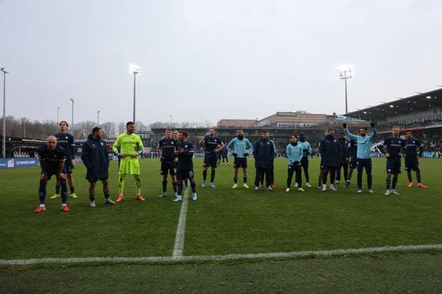 25 01 2026, Football, Men, 2 Bundesliga, Season 2025 2026, SV 07 Elversberg VfL Bochum 1848, The team VfL Bochum 1848 thanks the fans Elversberg Ursapharm Arena an der Kaiserlinde Saarland Germany DEU Copyright: xSebastianxBachx