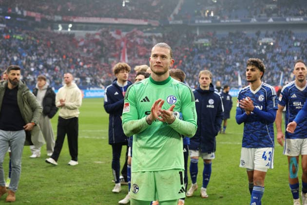 25 01 2026, xrekx, Fussball 2 Bundesliga, FC Schalke 04 1 FC Kaiserslautern v l Loris Karius FC Schalke 04 thanks the fans, the player thanks the fans for their support DFL DFB REGULATIONS PROHIBIT ANY USE OF PHOTOGRAPHS as IMAGE SEQUENCES and or QUASI VIDEO Gelsenkirchen
