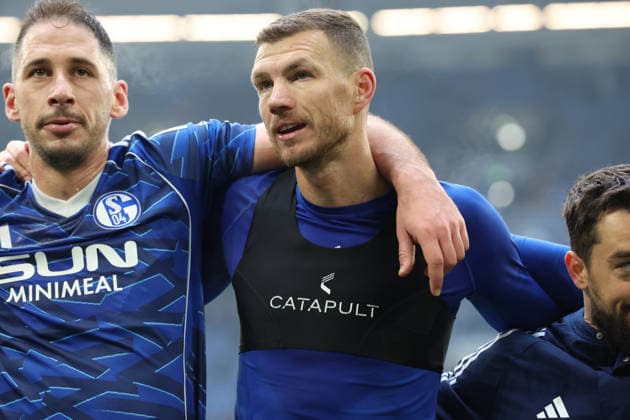 25 01 2026, xrekx, Fussball 2 Bundesliga, FC Schalke 04 1 FC Kaiserslautern v l Nikola Katic FC Schalke 04 Edin Dzeko FC Schalke 04 thanks the fans, the player thanks the fans for their support DFL DFB REGULATIONS PROHIBIT ANY USE OF PHOTOGRAPHS as IMAGE SEQUENCES and or QUASI VIDEO Gelsenkirchen