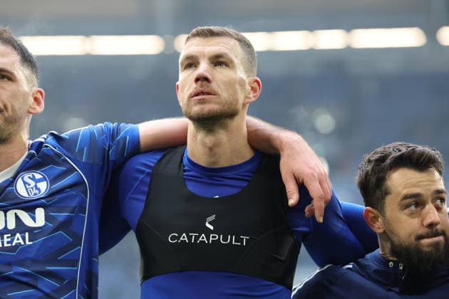 25 01 2026, xrekx, Fussball 2 Bundesliga, FC Schalke 04 1 FC Kaiserslautern v l Edin Dzeko FC Schalke 04 thanks the fans, the player thanks the fans for their support DFL DFB REGULATIONS PROHIBIT ANY USE OF PHOTOGRAPHS as IMAGE SEQUENCES and or QUASI VIDEO Gelsenkirchen