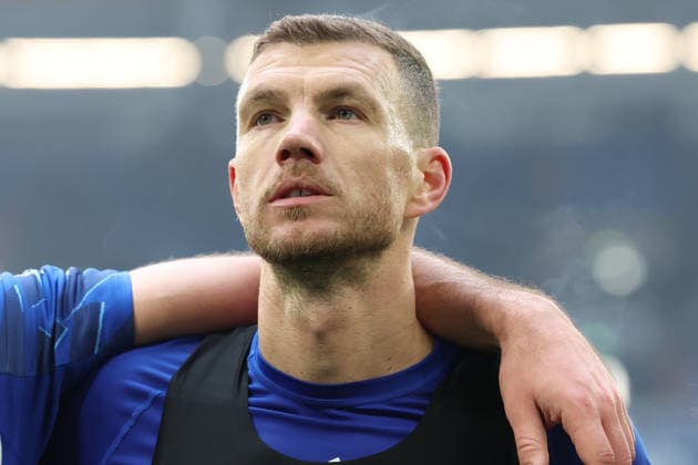 25 01 2026, xrekx, Fussball 2 Bundesliga, FC Schalke 04 1 FC Kaiserslautern v l Edin Dzeko FC Schalke 04 thanks the fans, the player thanks the fans for their support DFL DFB REGULATIONS PROHIBIT ANY USE OF PHOTOGRAPHS as IMAGE SEQUENCES and or QUASI VIDEO Gelsenkirchen