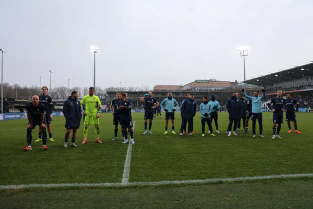 25 01 2026, Football, Men, 2 Bundesliga, Season 2025 2026, SV 07 Elversberg VfL Bochum 1848, The team VfL Bochum 1848 thanks the fans Elversberg Ursapharm Arena an der Kaiserlinde Saarland Germany DEU Copyright: xSebastianxBachx
