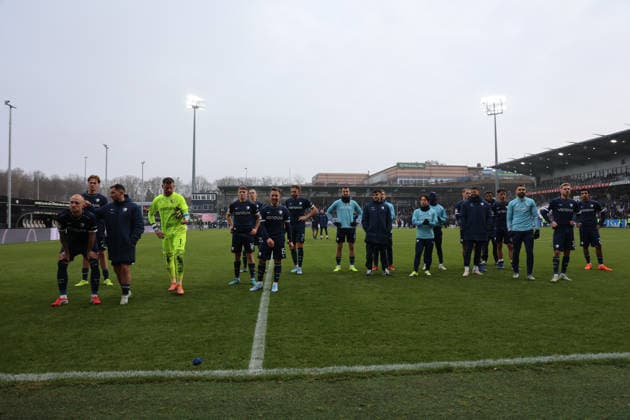 25 01 2026, Football, Men, 2 Bundesliga, Season 2025 2026, SV 07 Elversberg VfL Bochum 1848, The team VfL Bochum 1848 thanks the fans Elversberg Ursapharm Arena an der Kaiserlinde Saarland Germany DEU Copyright: xSebastianxBachx