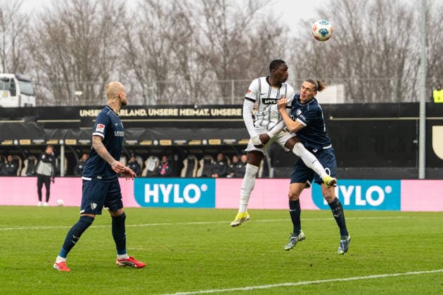 25 01 2026, xdaymx, Soccer 2 Bundesliga, SV Elversberg VfL Bochum vl David Mokwa Ntusu elversberg in header duel with Noah Loosli Bochum DFL DFB REGULATIONS PROHIBIT ANY USE OF PHOTOGRAPHS as IMAGE SEQUENCES and or QUASI VIDEO Elversberg