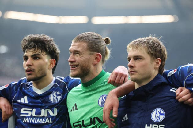 25 01 2026, xrekx, Fussball 2 Bundesliga, FC Schalke 04 1 FC Kaiserslautern v l Loris Karius FC Schalke 04 thanks the fans, the player thanks the fans for their support DFL DFB REGULATIONS PROHIBIT ANY USE OF PHOTOGRAPHS as IMAGE SEQUENCES and or QUASI VIDEO Gelsenkirchen