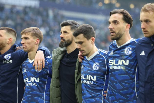 25 01 2026, xrekx, Fussball 2 Bundesliga, FC Schalke 04 1 FC Kaiserslautern v l Miron Muslic Coach FC Schalke 04 thanks the fans, the player thanks the fans for their support DFL DFB REGULATIONS PROHIBIT ANY USE OF PHOTOGRAPHS as IMAGE SEQUENCES and or QUASI VIDEO Gelsenkirchen