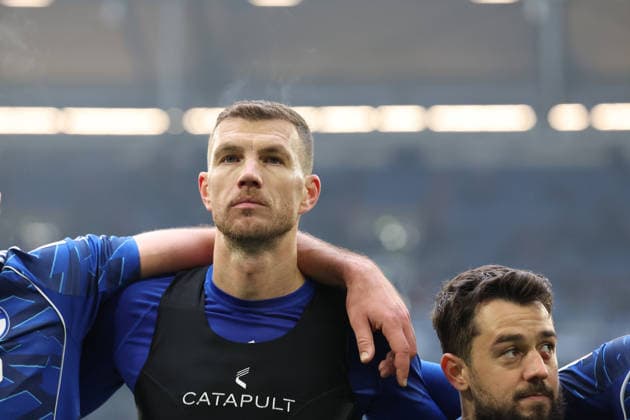 25 01 2026, xrekx, Fussball 2 Bundesliga, FC Schalke 04 1 FC Kaiserslautern v l Edin Dzeko FC Schalke 04 thanks the fans, the player thanks the fans for their support DFL DFB REGULATIONS PROHIBIT ANY USE OF PHOTOGRAPHS as IMAGE SEQUENCES and or QUASI VIDEO Gelsenkirchen