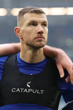 25 01 2026, xrekx, Fussball 2 Bundesliga, FC Schalke 04 1 FC Kaiserslautern v l Edin Dzeko FC Schalke 04 thanks the fans, the player thanks the fans for their support DFL DFB REGULATIONS PROHIBIT ANY USE OF PHOTOGRAPHS as IMAGE SEQUENCES and or QUASI VIDEO Gelsenkirchen