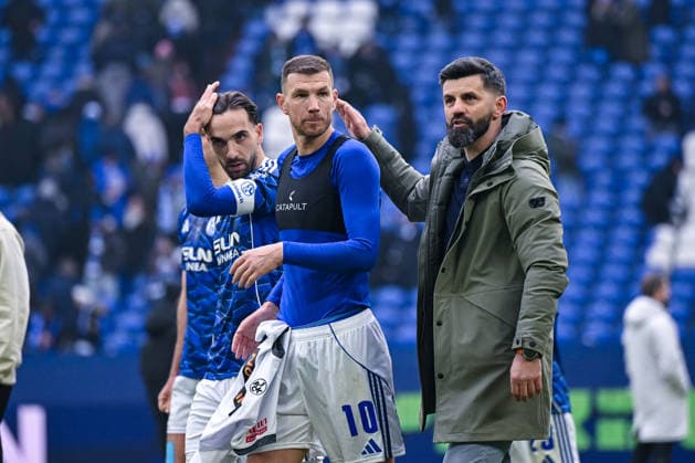 25 01 2026, Football, 2 Bundesliga, Season 2025 2026, Matchday 19, FC Schalke 04 1 FC Kaiserslautern, Kenan Karaman FC Schalke 04 , Edin Džeko Dzeko FC Schalke 04 , Coach Miron Muslic FC Schalke 04 xRHR PHOTO YYx Copyright: KROEGER RHR-FOTOx RHR-FOTO YY