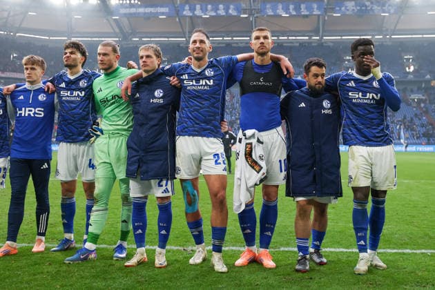 2 Bundesliga FC Schalke 04 1 FC Kaiserslautern on 25 01 2026 in the Veltins Arena at Schalke Goalkeeper Loris Karius Schalke 1 , Finn Porath Schalke 27 , Nikola Katic Schalke 25 , Edin Dzeko Schalke 10 , Amin Younes Schalke 8 , Christian Gomis Schalke 7 after the final whistle arm in arm in front of the Nordkurve MH