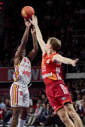 German Basketball Bundesliga BBL , FC Bayern Munich Basketball vs Fitness First Würzburg Baskets, Munich FC Bayern Basketball, Würzburg Baskets Fitness First, Würzburg Baskets, 2026 01 25 in Munich SAP Garden CARR Marcus Fitness First Würzburg Baskets Point Guard PG Nr 5 WUE5 , HOLLATZ Justus FC Bayern Basketball PG Nr21 FCBB21 sportworld Munich SAP Garden Bayern Germany