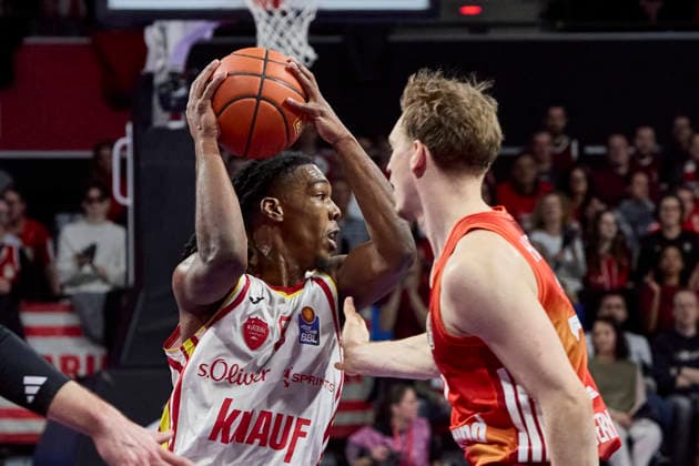 German Basketball Bundesliga BBL , FC Bayern Munich Basketball vs Fitness First Würzburg Baskets, Munich FC Bayern Basketball, Würzburg Baskets Fitness First, Würzburg Baskets, 2026 01 25 in Munich SAP Garden CARR Marcus Fitness First Würzburg Baskets Point Guard PG Nr 5 WUE5 , HOLLATZ Justus FC Bayern Basketball PG Nr21 FCBB21 sportworld Munich SAP Garden Bayern Germany