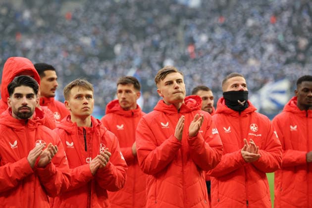 25 01 2026, xrekx, Football 2 Bundesliga, FC Schalke 04 1 FC Kaiserslautern v l Semih Sahin 1 FC Kaiserslautern Naatan Skyttä 1 FC Kaiserslautern Norman Bassette 1 FC Kaiserslautern Jan Elvedi 1 FC Kaiserslautern thanks the fans, the player thanks the fans for their support DFL DFB REGULATIONS PROHIBIT ANY USE OF PHOTOGRAPHS as IMAGE SEQUENCES and or QUASI VIDEO Gelsenkirchen