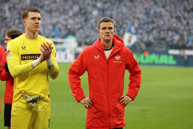 25 01 2026, xrekx, Fussball 2 Bundesliga, FC Schalke 04 1 FC Kaiserslautern v l Julian Krahl 1 FC Kaiserslautern Fabian Kunze 1 FC Kaiserslautern thanks the fans, the player thanks the fans for their support DFL DFB REGULATIONS PROHIBIT ANY USE OF PHOTOGRAPHS as IMAGE SEQUENCES and or QUASI VIDEO Gelsenkirchen