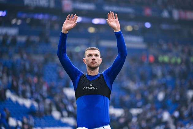 25 01 2026, Football, 2 Bundesliga, Season 2025 2026, Matchday 19, FC Schalke 04 1 FC Kaiserslautern, Edin Džeko Dzeko FC Schalke 04 beckons, xRHR PHOTO YYx Copyright: KROEGER RHR-FOTOx RHR-FOTO YY