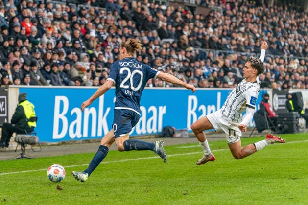 25 01 2026, xdaymx, Soccer 2 Bundesliga, SV Elversberg VfL Bochum vr Frederik Schmahl Elversberg stalks Noah Loosli Bochum DFL DFB REGULATIONS PROHIBIT ANY USE OF PHOTOGRAPHS as IMAGE SEQUENCES and or QUASI VIDEO Elversberg