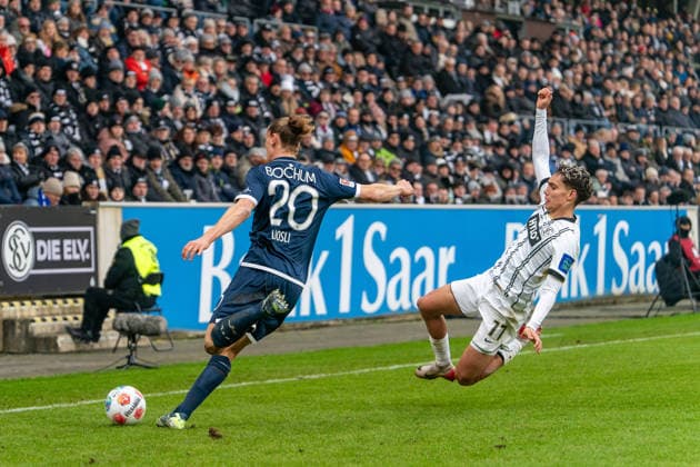 25 01 2026, xdaymx, Soccer 2 Bundesliga, SV Elversberg VfL Bochum vr Frederik Schmahl Elversberg stalks Noah Loosli Bochum DFL DFB REGULATIONS PROHIBIT ANY USE OF PHOTOGRAPHS as IMAGE SEQUENCES and or QUASI VIDEO Elversberg
