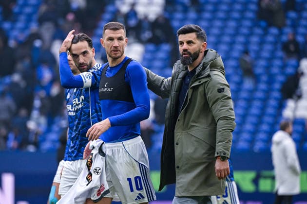 25 01 2026, Football, 2 Bundesliga, Season 2025 2026, Matchday 19, FC Schalke 04 1 FC Kaiserslautern, Kenan Karaman FC Schalke 04 , Edin Džeko Dzeko FC Schalke 04 , Coach Miron Muslic FC Schalke 04 xRHR PHOTO YYx Copyright: KROEGER RHR-FOTOx RHR-FOTO YY