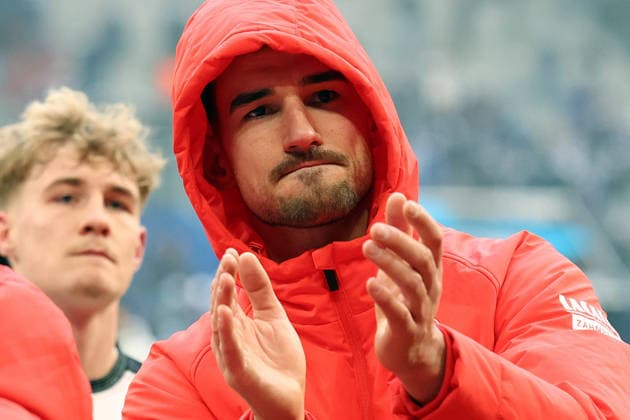 25 01 2026, xrekx, Fussball 2 Bundesliga, FC Schalke 04 1 FC Kaiserslautern v l Ivan Prtajin 1 FC Kaiserslautern thanks the fans, the player thanks the fans for their support DFL DFB REGULATIONS PROHIBIT ANY USE OF PHOTOGRAPHS as IMAGE SEQUENCES and or QUASI VIDEO Gelsenkirchen