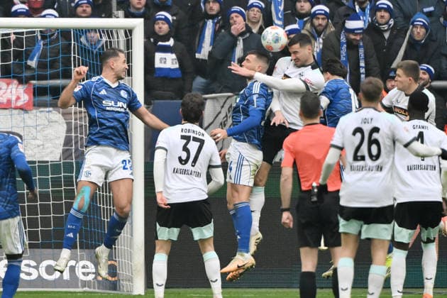 Ivan Prtajin 1 FC Kaiserslautern , re , scores the goal with this header to 0 1, left Hasan Kurucay FC Schalke 04 , Nikola Katic FC Schalke 04 25 01 2026, Fußball 2 Bundesliga, Saison 2025 2026, 19 Spieltag, FC Schalke 04 1 FC Kaiserslautern DFL regulations prohibit any use of photographs as image sequences and or quasi video Gelsenkirchen Veltins Arena Nordrhein Westfalen Germany Team2