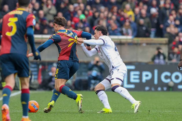 GenoaÕs Lorenzo Colombo fights for the ball with BolognaÕs Nadir Zortea during the Serie A soccer match between Genoa and Bologna at the Luigi Ferraris Stadium in Genoa, Italy - Sunday, January 25, 2026. - Soccer .  Copyright: xTanoxPecoraro LaPressex