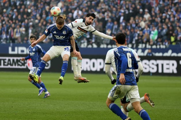 Mika Tom Wallentowitz FC Schalke 04 at the match of the 2 Bundesliga season 2025 26 FC Schalke 04 1 FC Kaiserslautern Copyright Thomas Pakusch