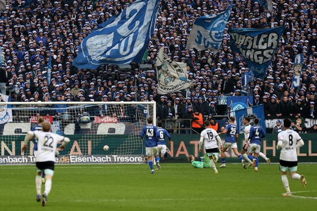 The goal for 0 2 by Moussa Sylla FC Schalke 04 in the match of the 2 Bundesliga season 2025 26 FC Schalke 04 1 FC Kaiserslautern Copyright Thomas Pakusch