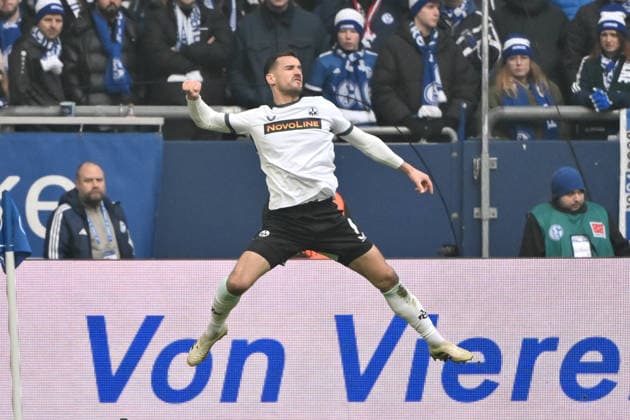 Jubelsprung Ivan Prtajin 1 FC Kaiserslautern 25 01 2026, Fußball 2 Bundesliga, Saison 2025 2026, 19 Spieltag, FC Schalke 04 1 FC Kaiserslautern DFL regulations prohibit any use of photographs as image sequences and or quasi video Gelsenkirchen Veltins Arena Nordrhein Westfalen Germany Team2