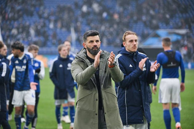 Coach Miron Muslic FC Schalke 04 after the match, right Timo Becker FC Schalke 04 25 01 2026, Soccer 2 Bundesliga, Season 2025 2026, Matchday 19, FC Schalke 04 1 FC Kaiserslautern DFL regulations prohibit any use of photographs as image sequences and or quasi video Gelsenkirchen Veltins Arena Nordrhein Westfalen Germany Team2