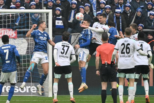 Ivan Prtajin 1 FC Kaiserslautern , re , scores the goal with this header to 0 1, left Hasan Kurucay FC Schalke 04 , Nikola Katic FC Schalke 04 25 01 2026, Fußball 2 Bundesliga, Saison 2025 2026, 19 Spieltag, FC Schalke 04 1 FC Kaiserslautern DFL regulations prohibit any use of photographs as image sequences and or quasi video Gelsenkirchen Veltins Arena Nordrhein Westfalen Germany Team2
