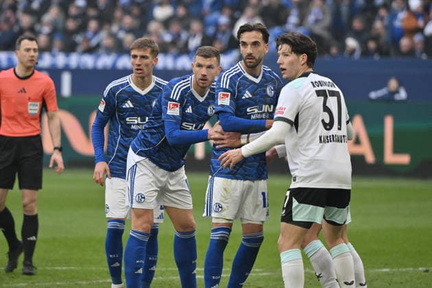 Leon Robinson 1 FC Kaiserslautern , Kenan Karaman FC Schalke 04 , Edin Dzeko FC Schalke 04 , Felipe Sanchez Schalke 04 , v re 25 01 2026, Fußball 2 Bundesliga, Saison 2025 2026, 19 Spieltag, FC Schalke 04 1 FC Kaiserslautern DFL regulations prohibit any use of photographs as image sequences and or quasi video Gelsenkirchen Veltins Arena Nordrhein Westfalen Germany Team2