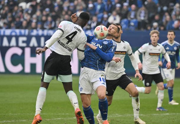 Edin Dzeko FC Schalke 04 , mi , takes the ball with his chest and scores the goal to 1 2 25 01 2026, Soccer 2 Bundesliga, Season 2025 2026, 19 Matchday, FC Schalke 04 1 FC Kaiserslautern DFL regulations prohibit any use of photographs as image sequences and or quasi video Gelsenkirchen Veltins Arena Nordrhein Westfalen Germany Team2