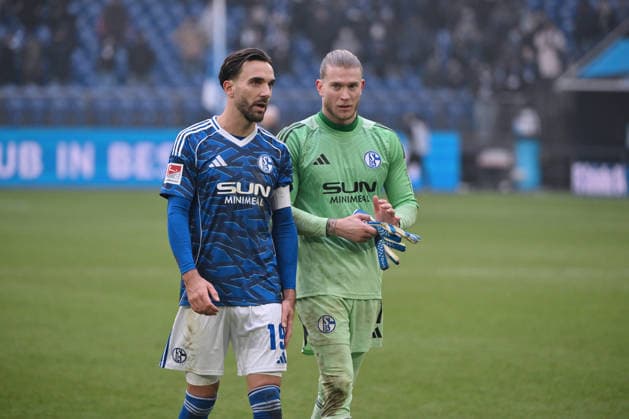 Kenan Karaman FC Schalke 04 , Goalkeeper Loris Karius Schalke 04 , v li , after the match 25 01 2026, Soccer 2 Bundesliga, Season 2025 2026, Matchday 19, FC Schalke 04 1 FC Kaiserslautern DFL regulations prohibit any use of photographs as image sequences and or quasi video Gelsenkirchen Veltins Arena Nordrhein Westfalen Germany Team2